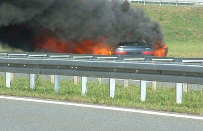 Auto nestao u plamenu, crni dim prekrio cestu