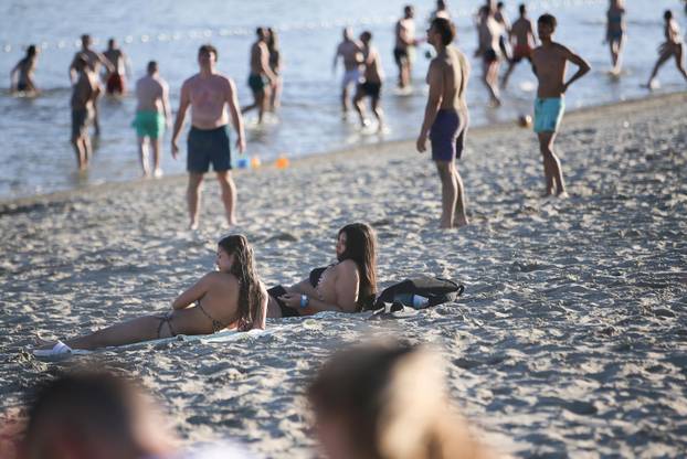 Osijek: Osječani pronašli osvježenje kupanjem na Dravi