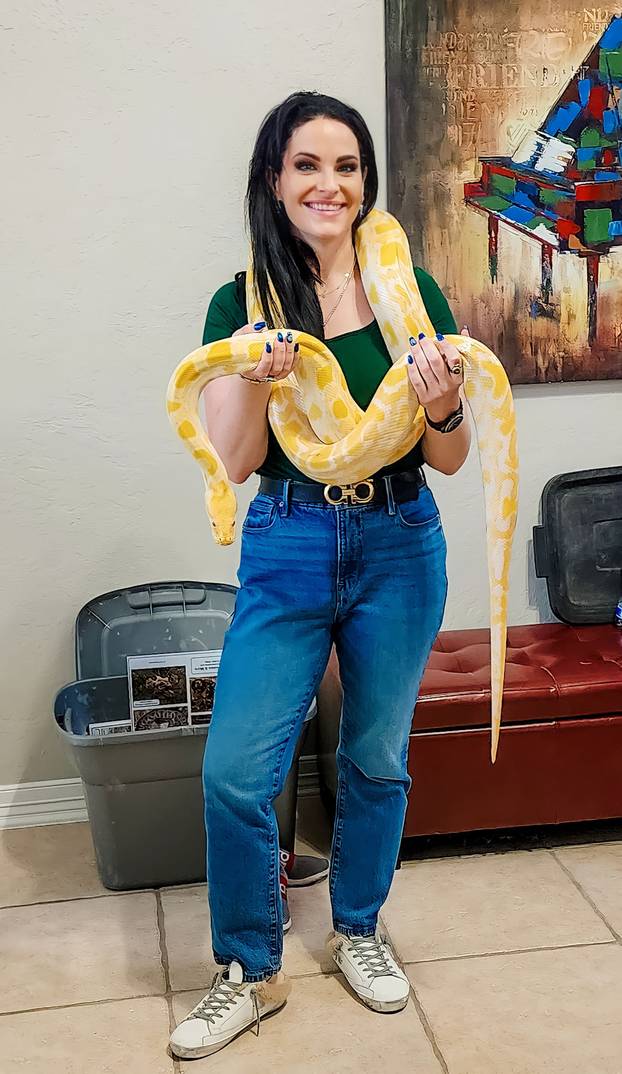 FOTO Ova odvjetnica ima najširi jezik, liže 4 lizalice. Odjednom!