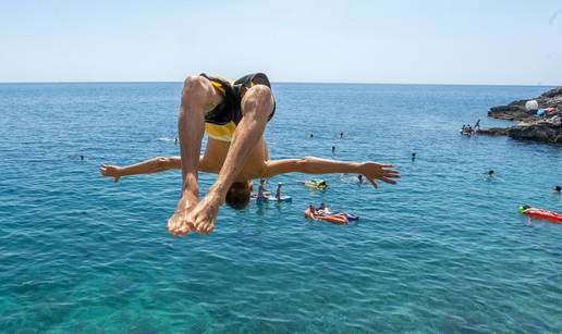 FOTO Havajska pla&zcaron;a u Puli raj je za ljubitelje skokova u more