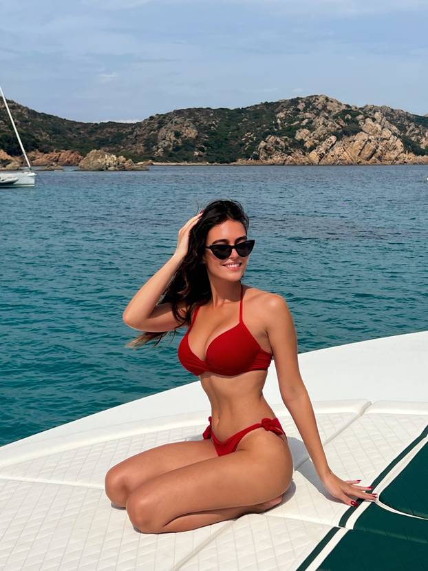 FOTO Fali li kome Liga prvaka? Ljubiteljica Hajduka ne može sakriti bujne obline na jahti...