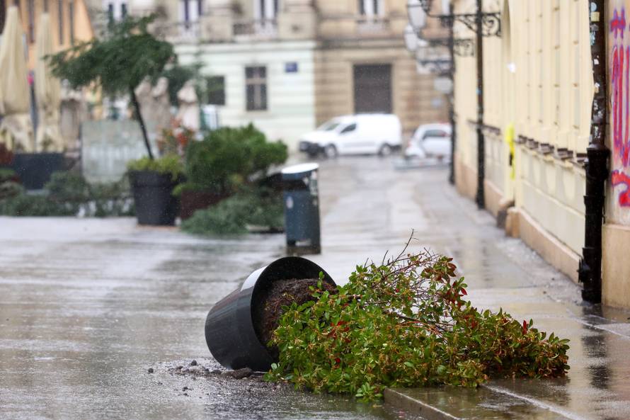 Zagreb: U staroj Vlaškoj popadale žardinjere 