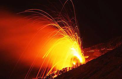 Vulkan Etna već treći put ove godine izbacuje lavu