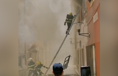 VIDEO Vatrogasci gase požar u Zadru: 'Sigurno ćemo ostati dan i noć tu, sve je staro i od drva'