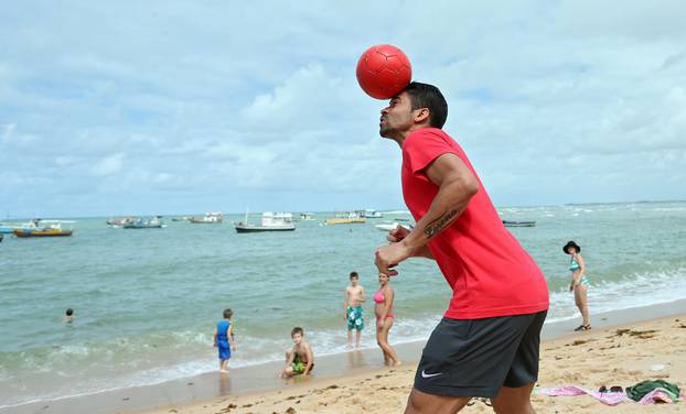 Praia do Forte: Eduardo da Silva prošetao plažom i pokazao vještine s loptom