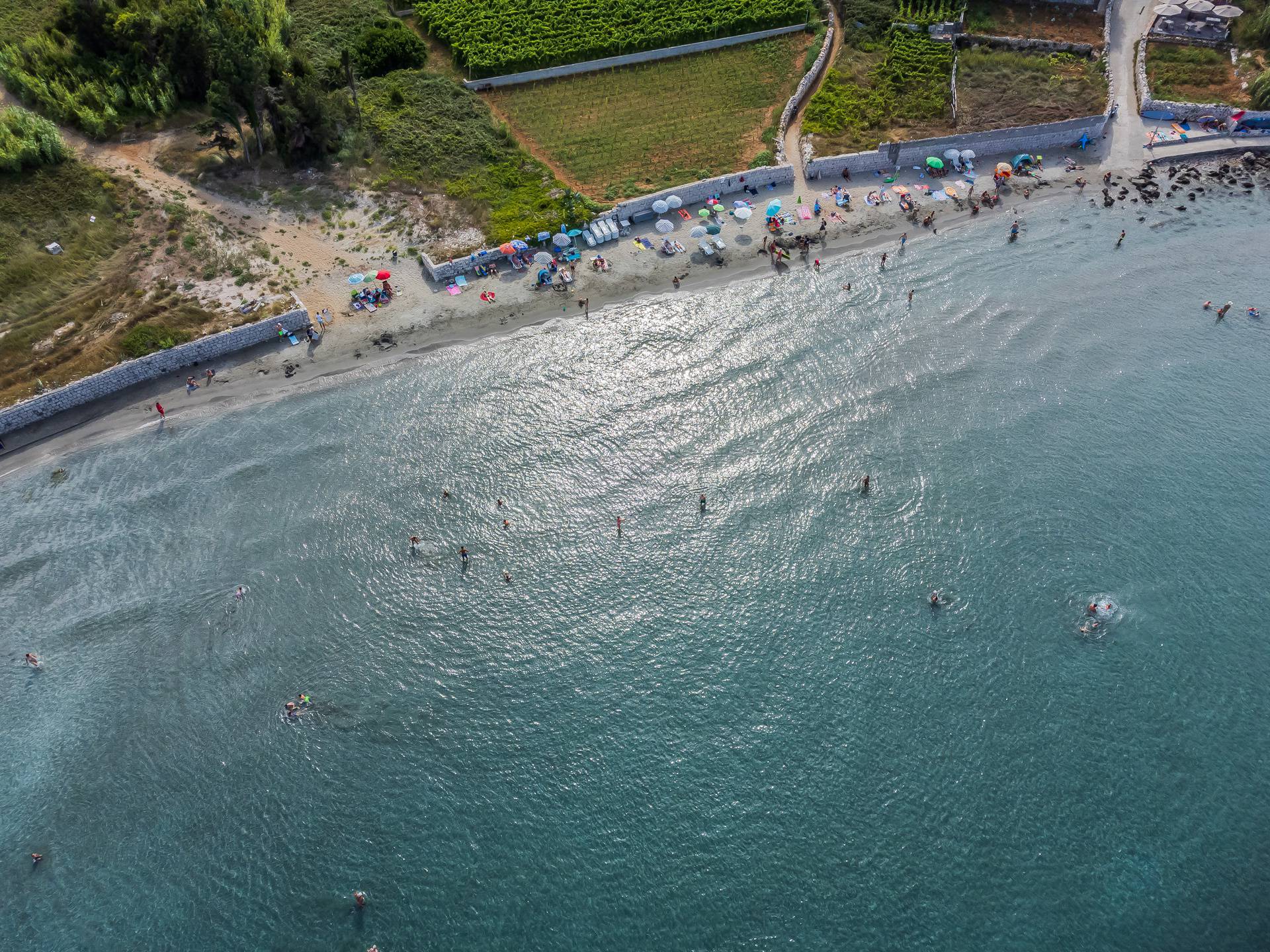 Na plaži Bilin Žal kod Lumbarde svatko može pronaći svoj komadić raja