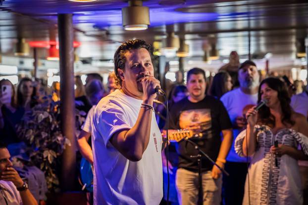 Split: Atmosfera na trajektu koji vozi na koncert Trag u beskraju