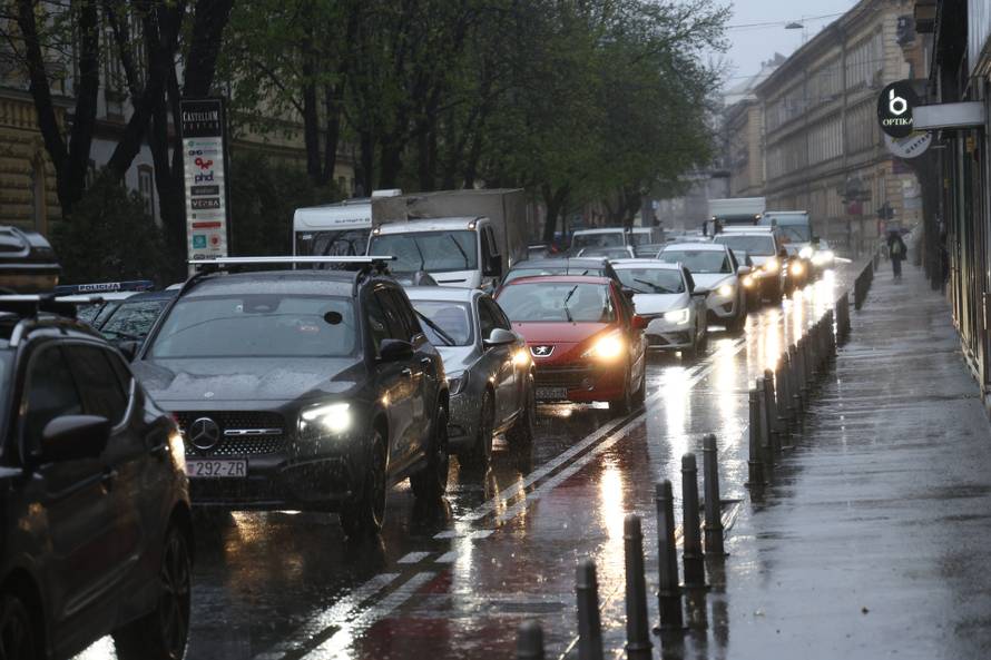 Zagreb:  Nevrijeme i jak vjetar srušili su nekoliko stabala u centru grada