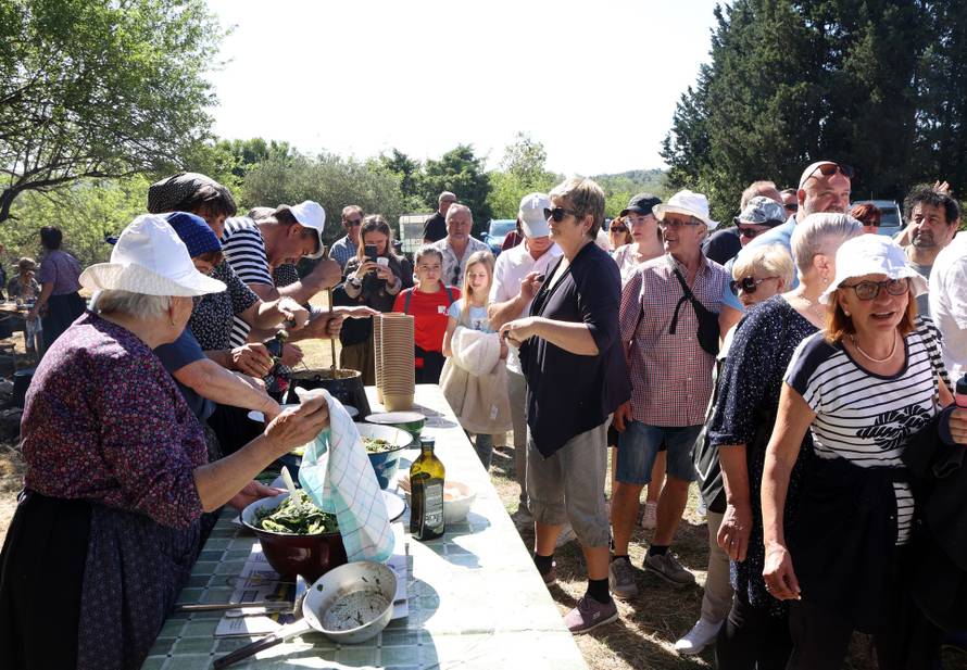 Vodice:Tradicionalni prvosvibanjski piknik u Rakitnici,spremanje divljeg zelja i pulente.
