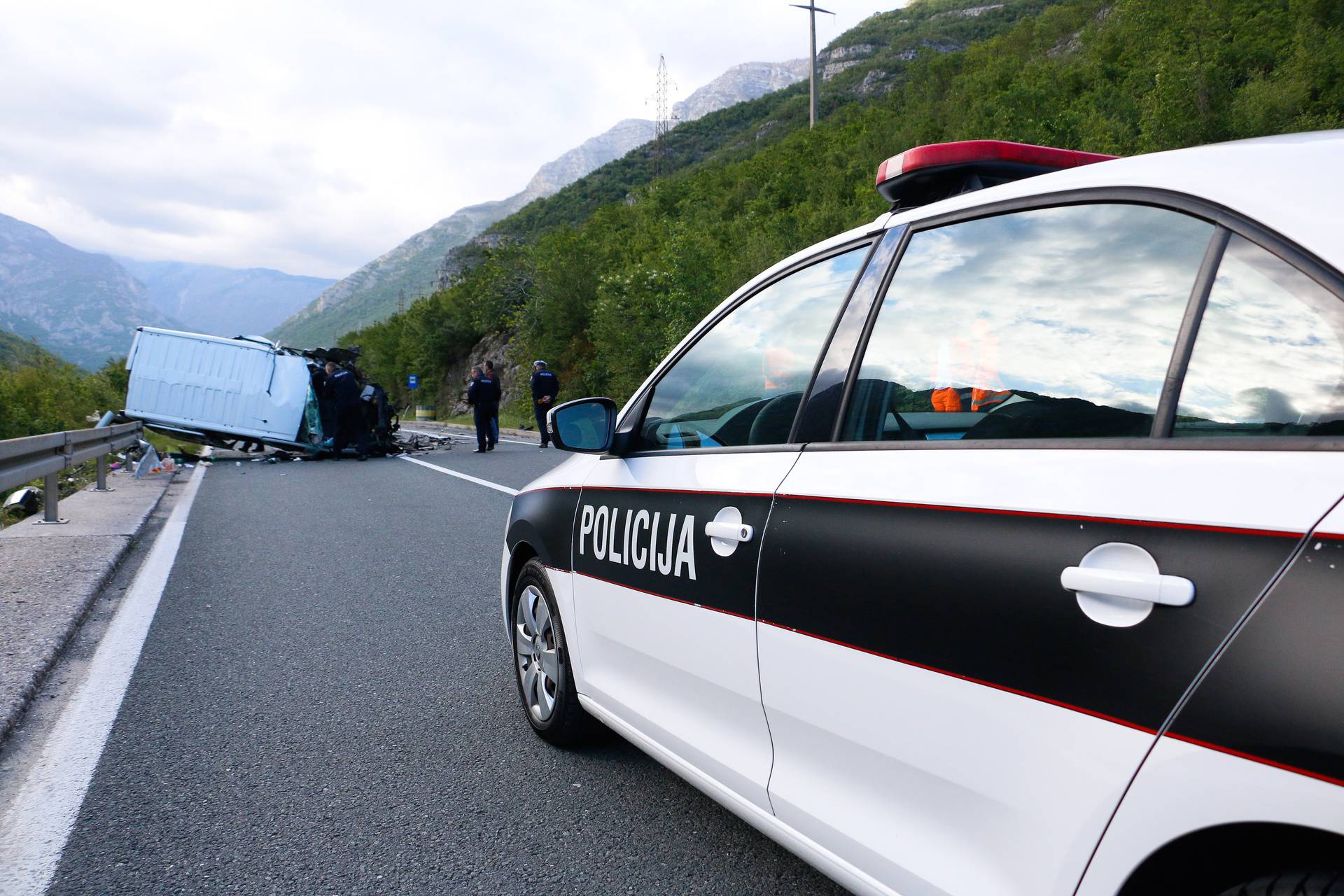 Sudarili se cisterna i kombi kod Mostara: Vozača cisterne traže u Neretvi, iz kombija 7 ozlijeđenih