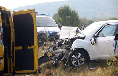 Sudar kombija Hrvatske pošte i Nissana: Automobil je uništen