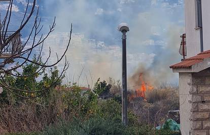 Požar u Žrnovici: 'Diže se gust dim i plamen je ogroman. Strah nas je jer su u blizini kuće'