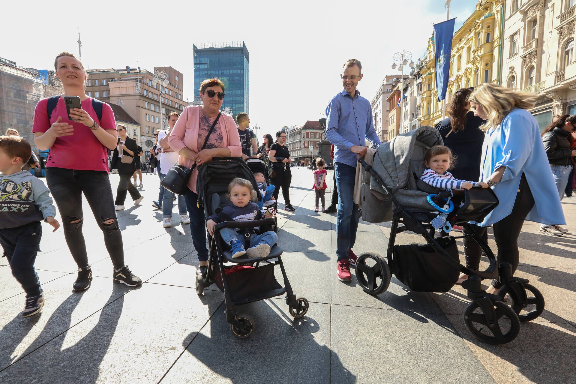 Zagreb: Na glavnom Trgu održan prosvjed inicijative "ZA djecu" - pravo na dječji doplatak