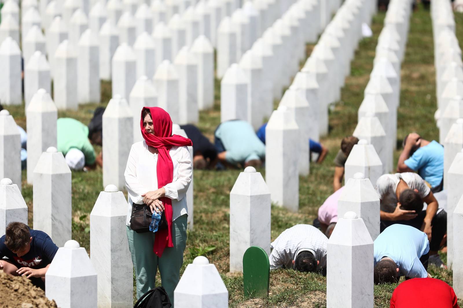 Dženaza i ukop 19 novoidentificiranih žrtava genocida u Srebrenici