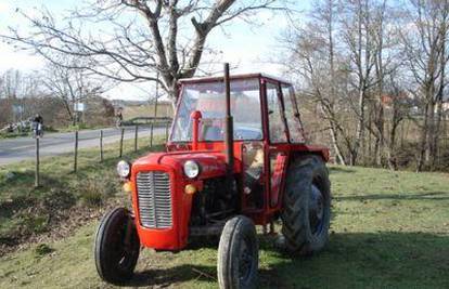 Ženu (30) pregazio traktor s kojega je slučajno pala