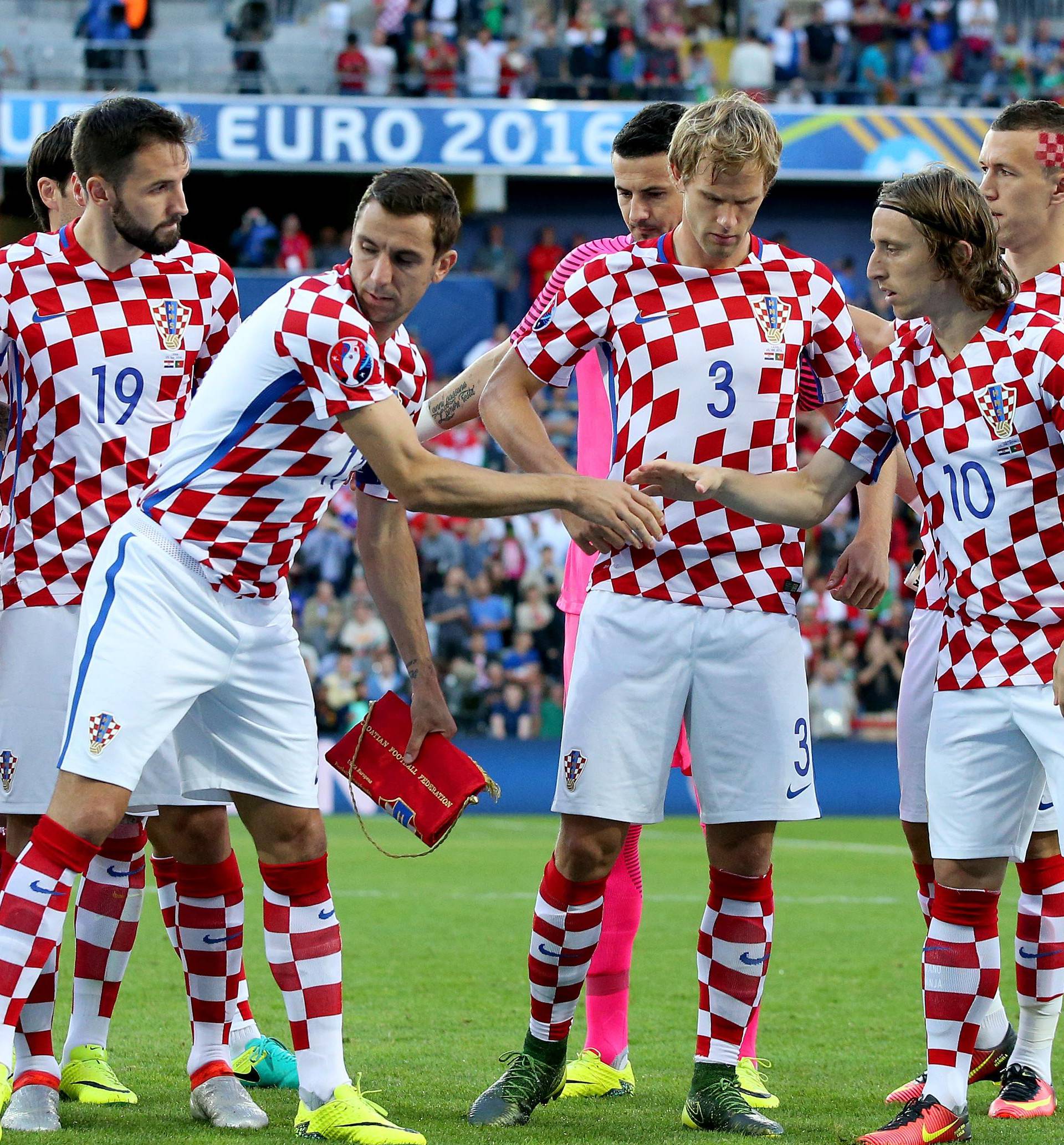 EU želi mijenjati grb na dresu hrvatske nogometne repke?!