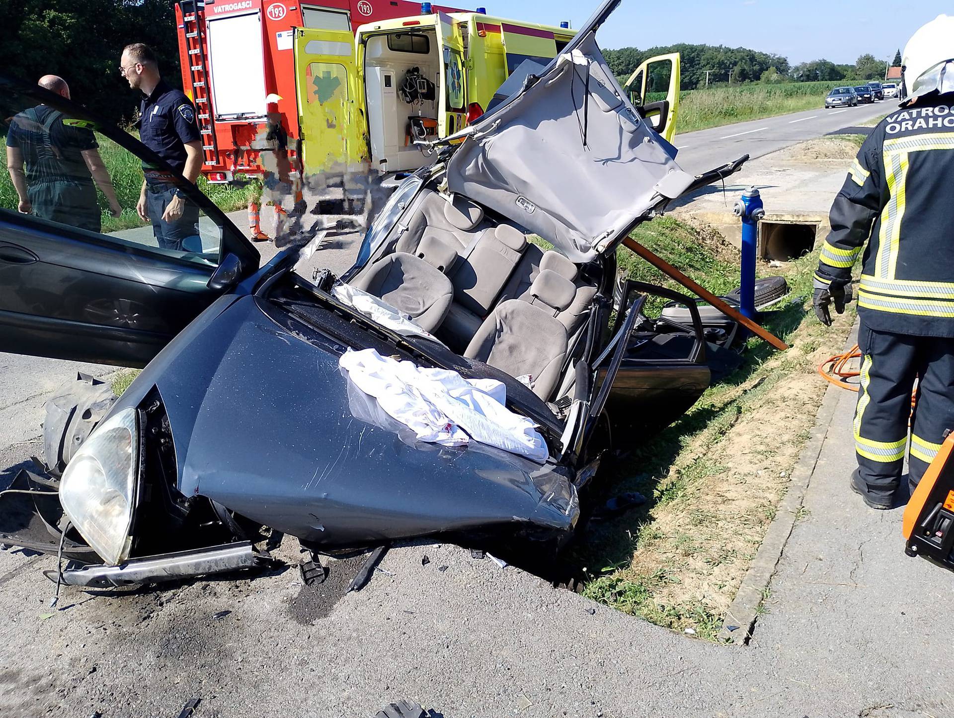 FOTO Autom završili u kanalu u Orahovici: Više je ozlijeđenih, rezali lim da izvuku stradale