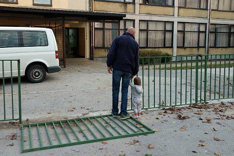 Nezgoda na igralištu: Željezna ograda umalo pala na dijete (2)