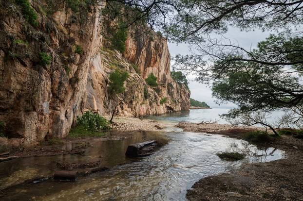 Makarska: Zbog obilnih kiša na plaži Nugal ponovno se pojavio slap
