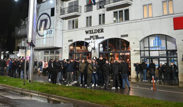 Podgorica: Policija i navijači uoči početka utamcie Crna Gora - Hrvatska 