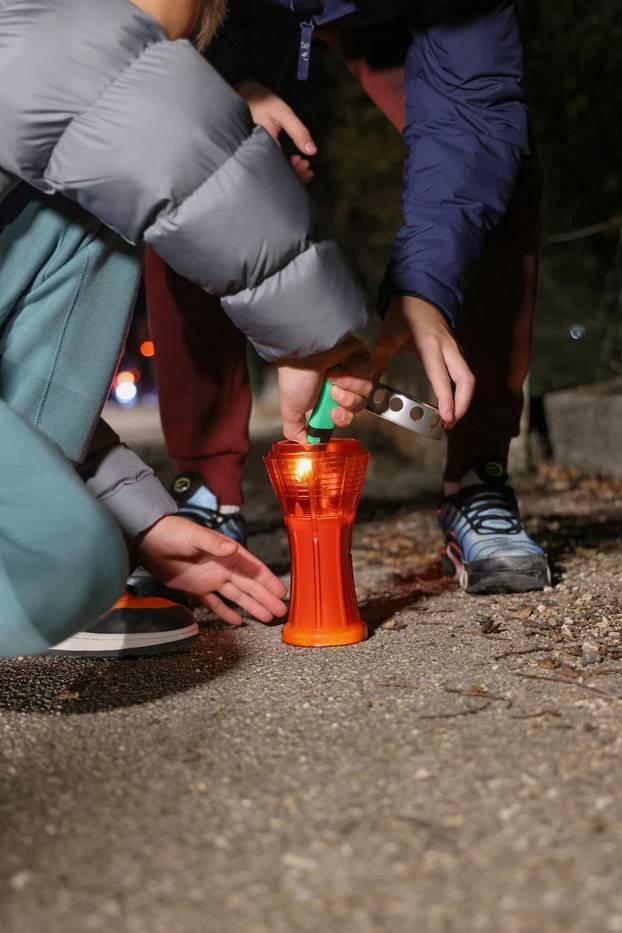 Škabrnja: Odavanje počasti poginulima paljenjem svijeća u Ulici 18. studenog 1991