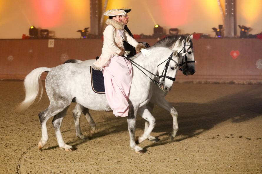 Održan Božićni bal lipicanaca u đakovačkoj Ergeli 