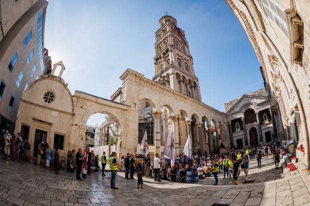 Split: Održana je molitva krunice na splitskom Peristilu