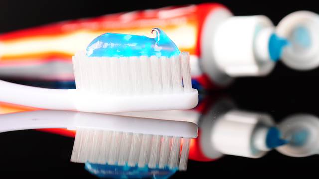 Trik za čistu peticu: S pastom za zube ispolirajte srebrninu i auto
