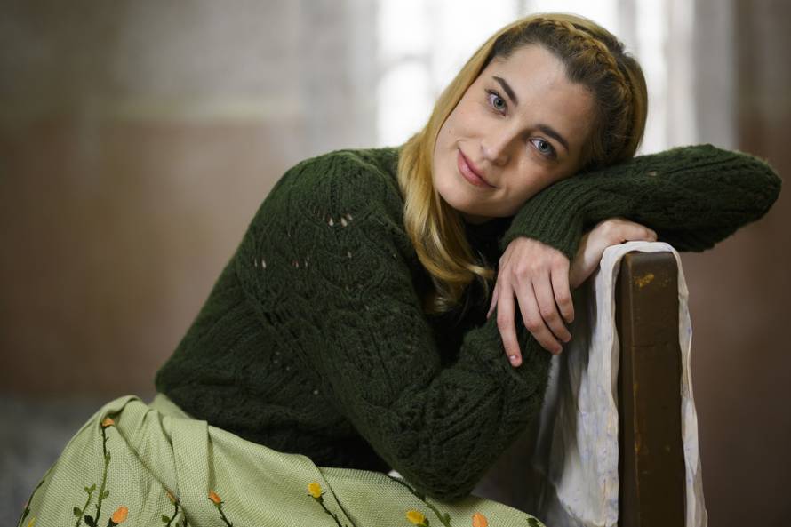 Zagreb, 07.10.2025 - Glumci RTL serije Divlje pcele poziraju na setu u studiju Jadran filma