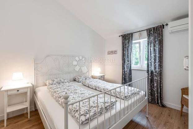 FOTO Pogledajte šarmantnu vilu u Labinu. Košta manje od pola milijuna eura, a ima i bazen