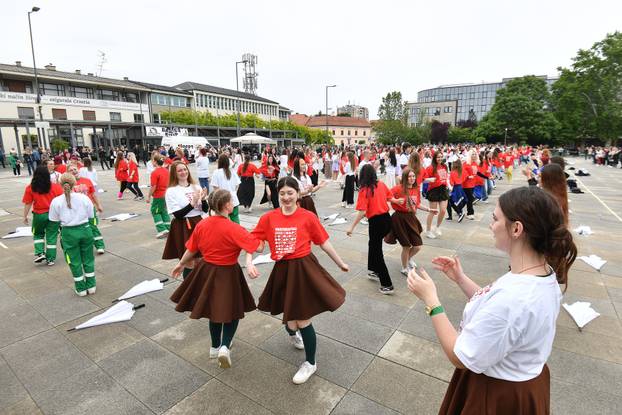 Varaždin: Stotinu maturanata varaždinskih srednjih škola plesalo tradicionalnu Quadrillu