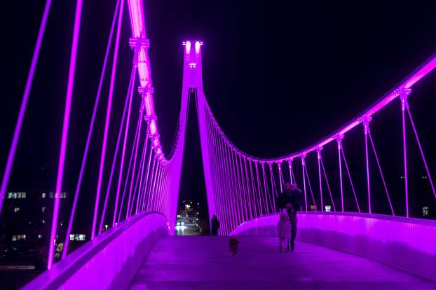 Osijek: Povodom međunarodnog dana epilepsije, pješaćki most u Osijeku osvijetljen u ljubičasto.