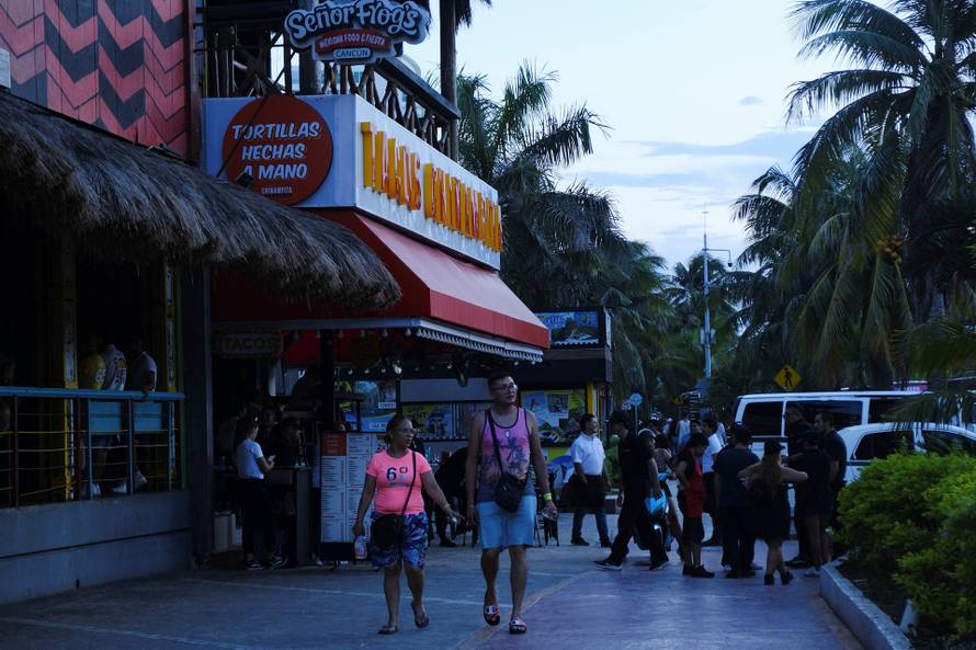 Power grid collapse triggers blackout across southeastern Mexico