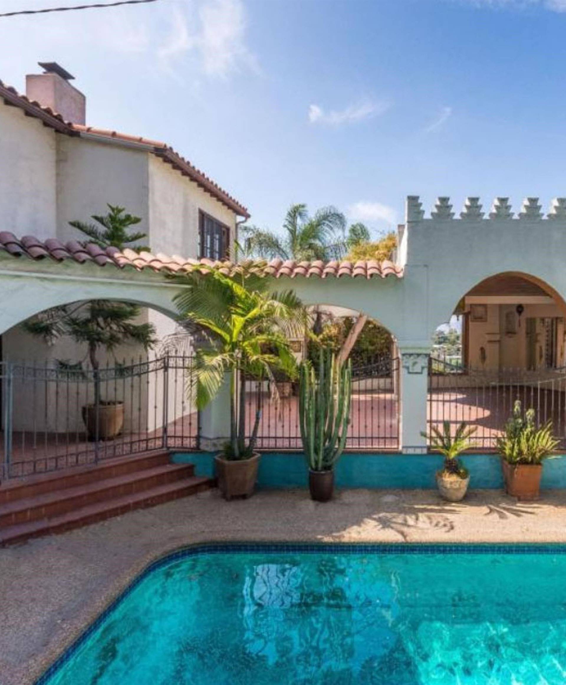 Leonardo DiCaprio lists for sale the Hollywood mansion he bought with his Titanic pay cheque