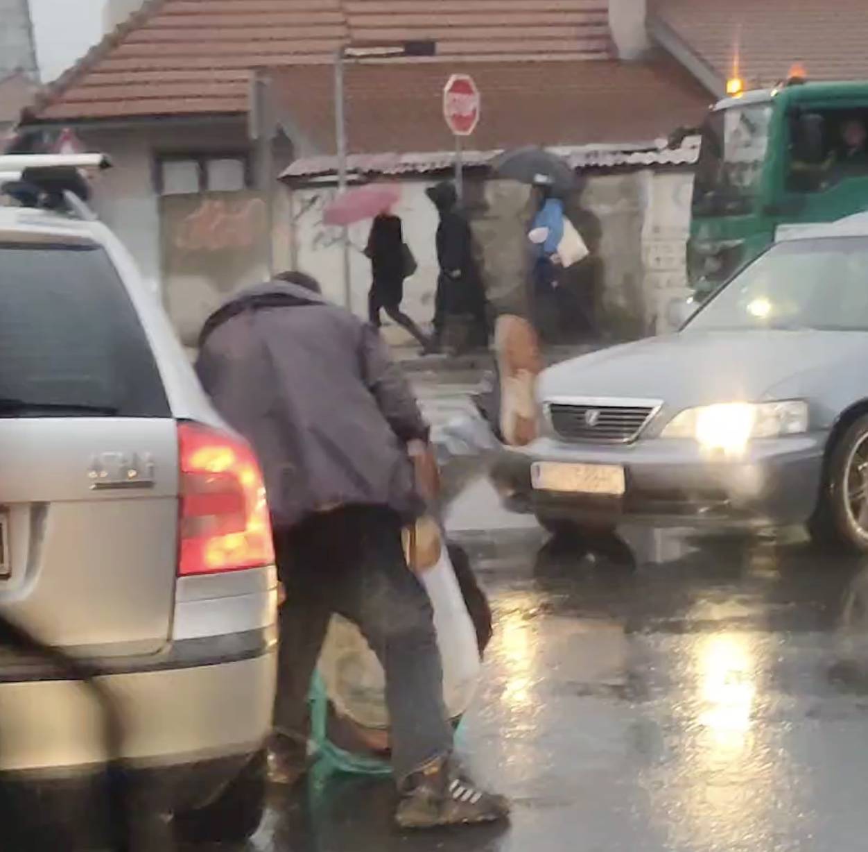 VIDEO Potukli se usred raskrižja u Zagrebu: 'Hrvali su se par minuta, stvorila se gužva...'