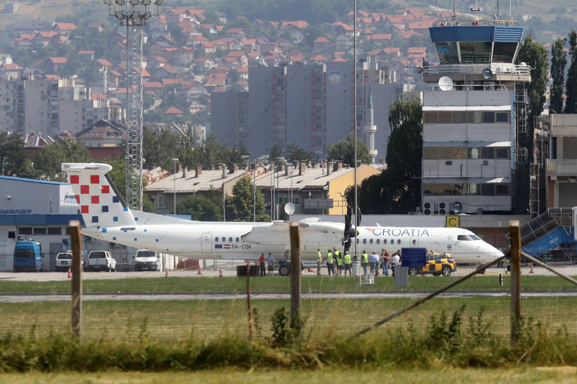 Oštećen zrakoplov Croatia Airlinesa na letu za Sarajevo, sumnja se na vatreno oružje