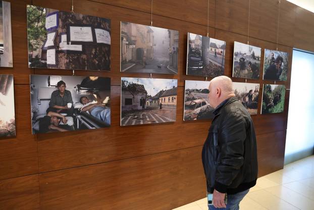 Vukovar: Otvorenje multimedijalne izložbe ratne fotografije "Vukovar 91"