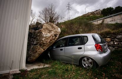 Sreća pa je bio prazan! Stijena kod Omiša zdrobila automobil