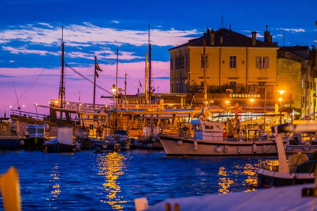 Gradske fotografije u sumrak grada Rovinja