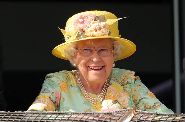 UK: Kraljica Elizabeta na konji?kim utrkama Investec Derby Day 