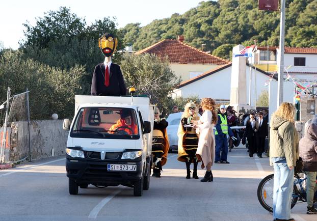 Jezera: Maškarana povorka prodefilirala je Jezerima