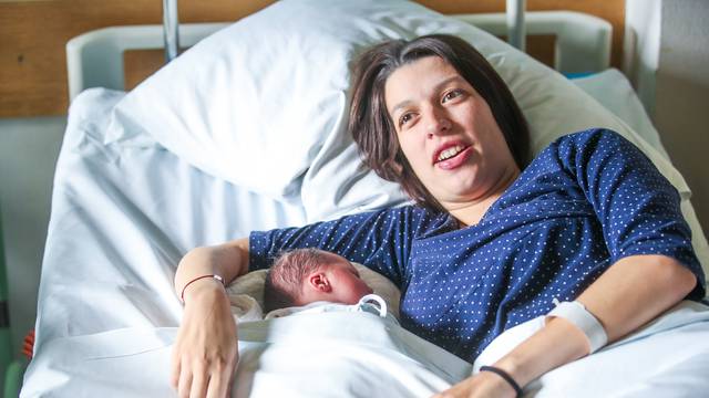 Zagreb: Prve ovogodišnje bebe rođene u bolnici Sveti Duh