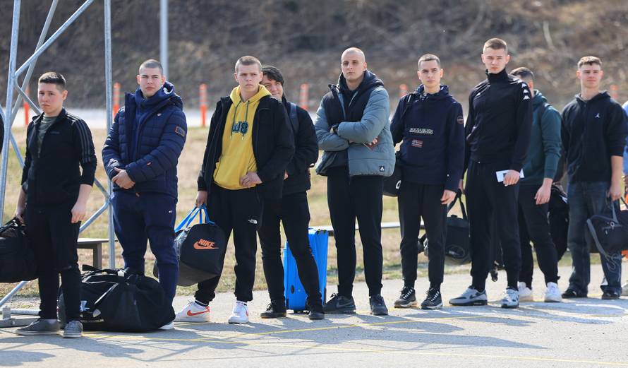 Ministar Anušić i general Kundid na prvom danu TVO-a na Slunju