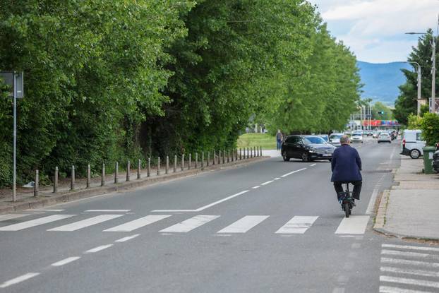 Zagreb: Zapaljena svijeća i ostavljeno cvijeće na mjestu gdje je noćas auto usmrtio djevojku