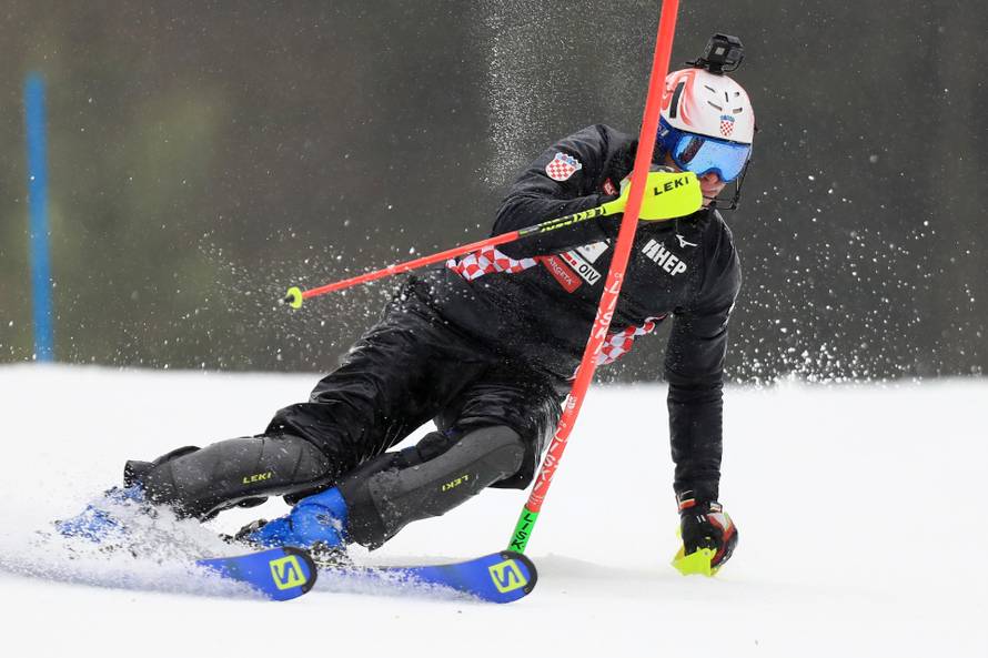 Predvozač Kostelić pao, Vlhova projurila kroz kišovitu 1. vožnju, Hrvatice za dlaku ostale van 30