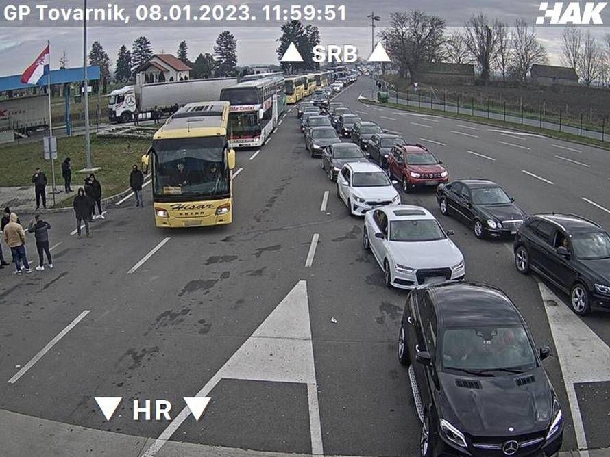 VIDEO Prometni kaos: Gužve na autocestama, satima se čeka na ulaz u Hrvatsku iz Srbije i BiH