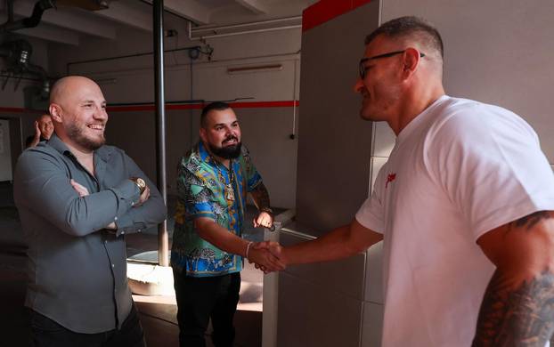 Stipe Miočić prvi se put u životu spustio niz šipku u vatrogasnoj postrojbi Zagreb