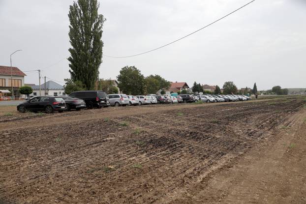 Grad Vukovar osigurao veliko parkiralište za posjetitelje Thompsonovog koncerta
