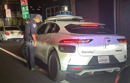 Policija zaustavila auto, ali vozača nema! Nisu pisali kaznu: 'Nemamo rubriku za robota'