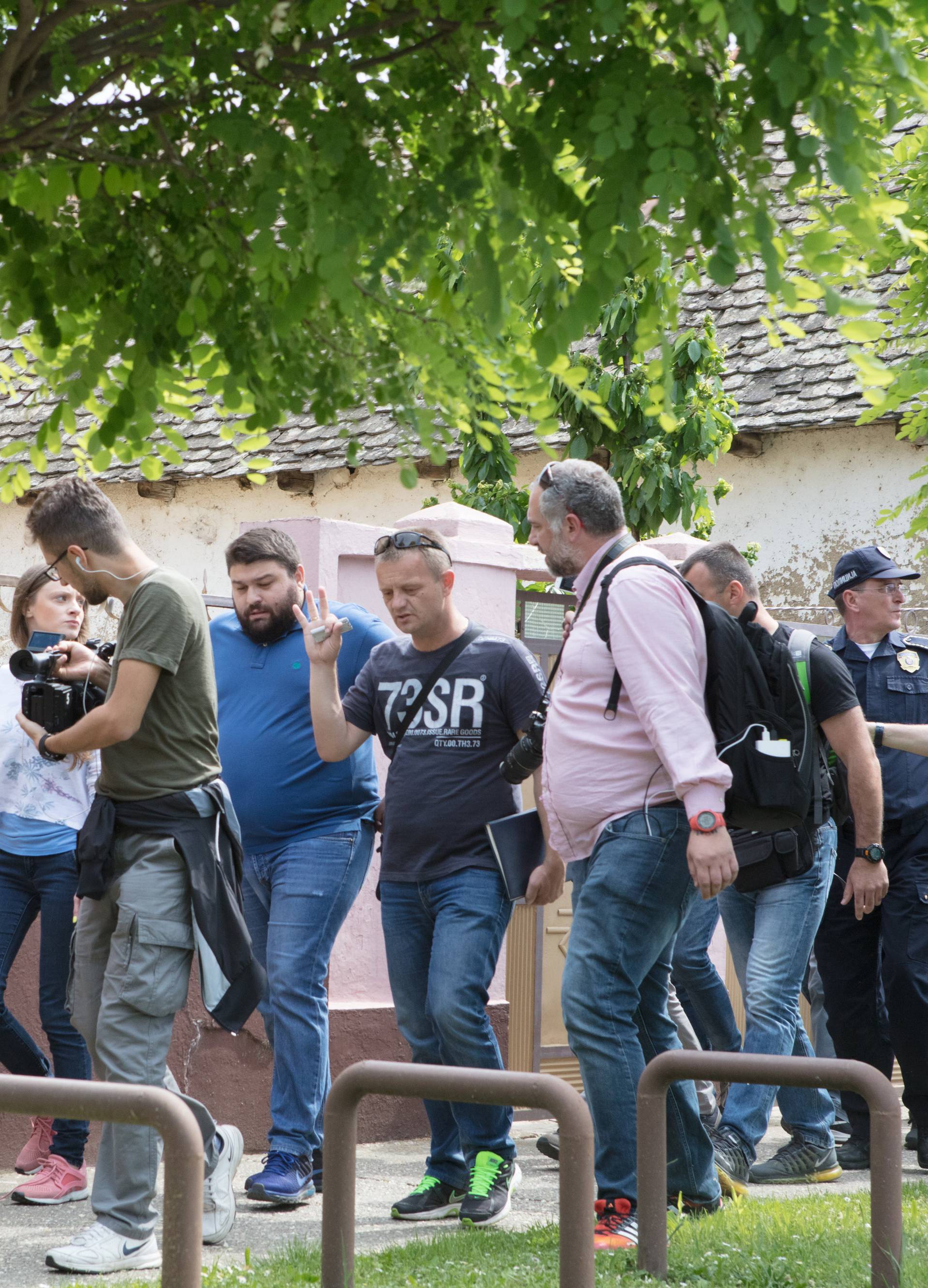 Šešeljevi radikali napali i vikali:  'Ustaše, izlazite iz naše Srbije'